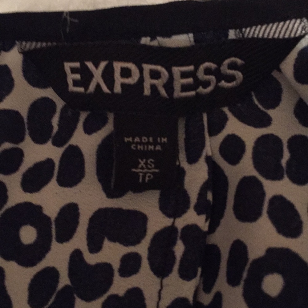 Express Blouse🦋 - Picture 6 of 7